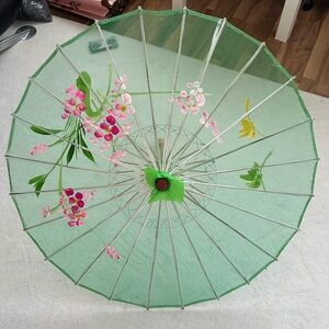Vintage Beautiful Ancient Chinese Umbrella in green